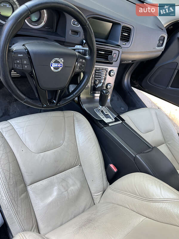 Седан Volvo S60 2010 в Львові