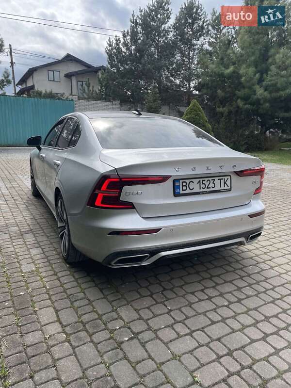 Седан Volvo S60 2022 в Львові