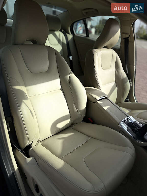 Седан Volvo S60 2016 в Нетешине