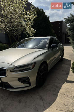Седан Volvo S60 2019 в 
