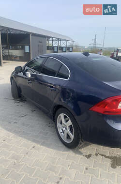 Седан Volvo S60 2012 в 