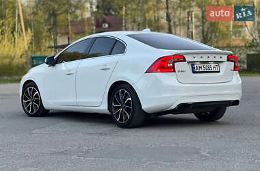 Седан Volvo S60 2015 в 