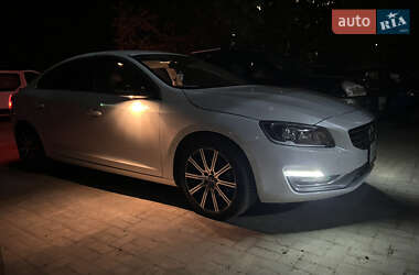 Седан Volvo S60 2015 в 