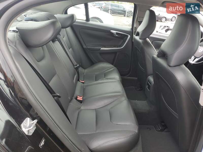 Седан Volvo S60 2016 в Львові