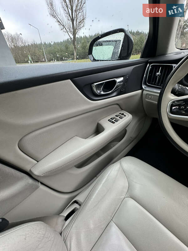 Седан Volvo S60 2019 в Новояворовске