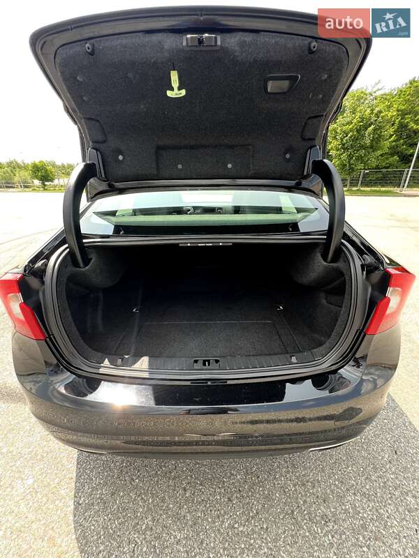 Седан Volvo S60 2014 в Львові