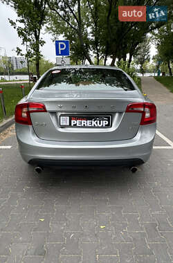 Седан Volvo S60 2012 в 
