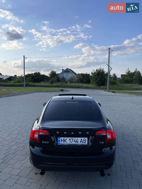 Седан Volvo S60 2013 в Ровно