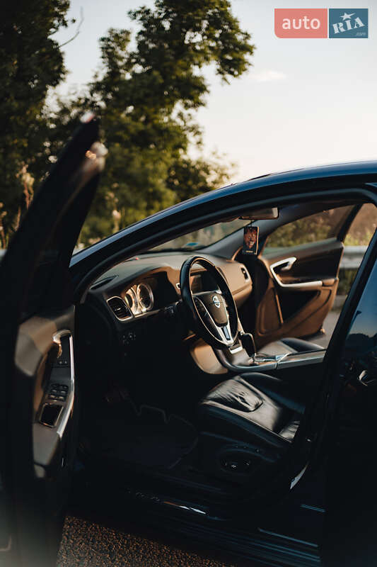 Седан Volvo S60 2012 в Ровно
