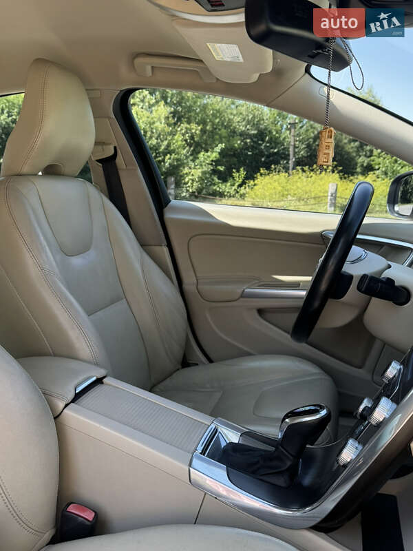 Седан Volvo S60 2015 в Тернополе