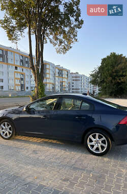 Седан Volvo S60 2015 в 