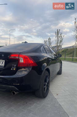 Седан Volvo S60 2012 в 
