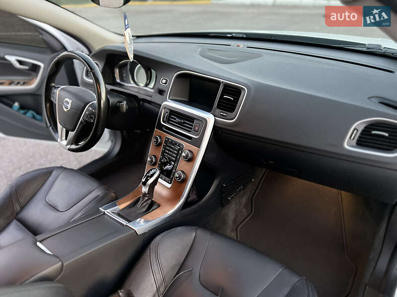 Седан Volvo S60 2015 в Черновцах