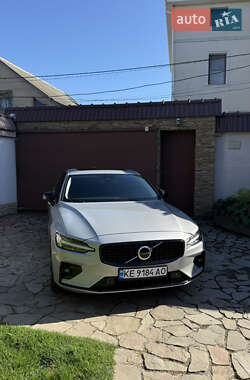 Седан Volvo S60 2023 в 