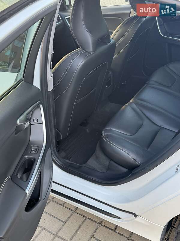 Седан Volvo S60 2016 в Львове