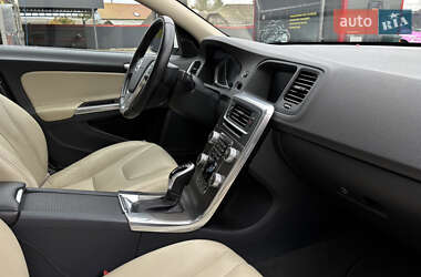 Седан Volvo S60 2015 в 