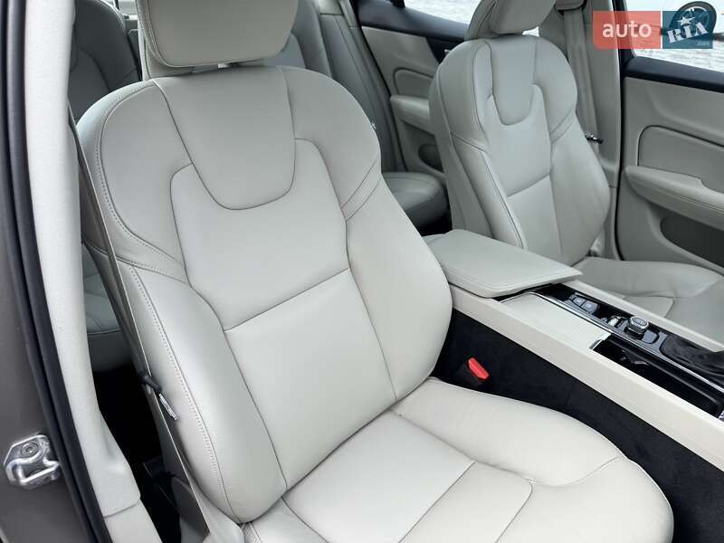 Седан Volvo S60 2019 в Ровно