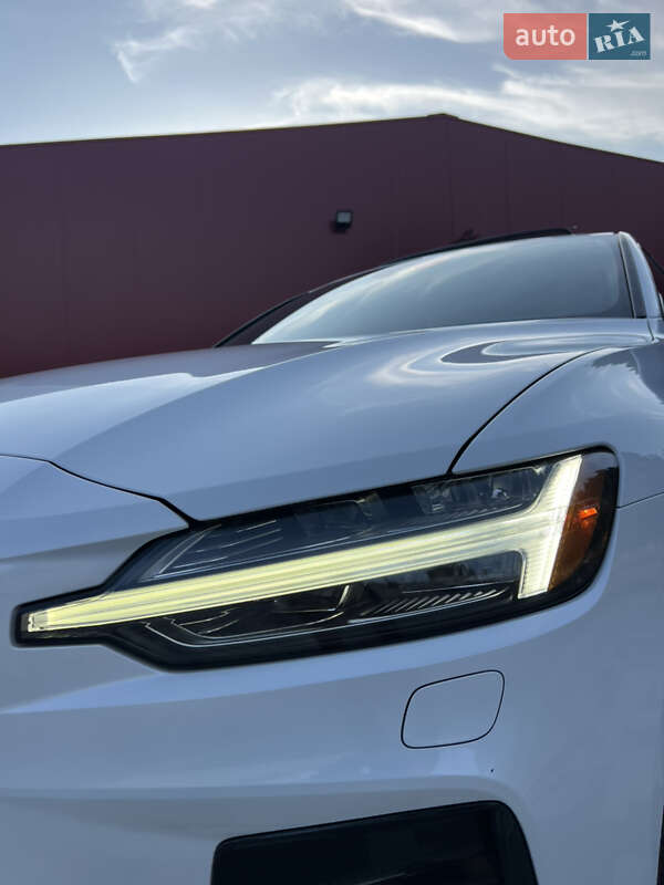 Седан Volvo S60 2019 в Львові