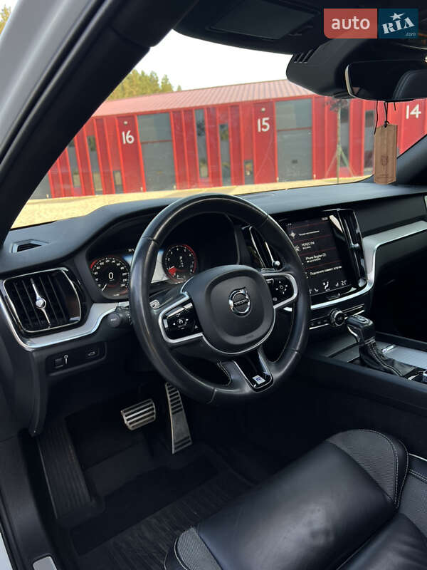 Седан Volvo S60 2019 в Львові