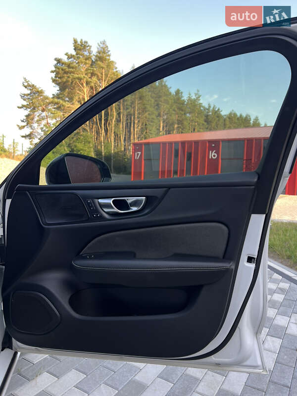Седан Volvo S60 2019 в Львові