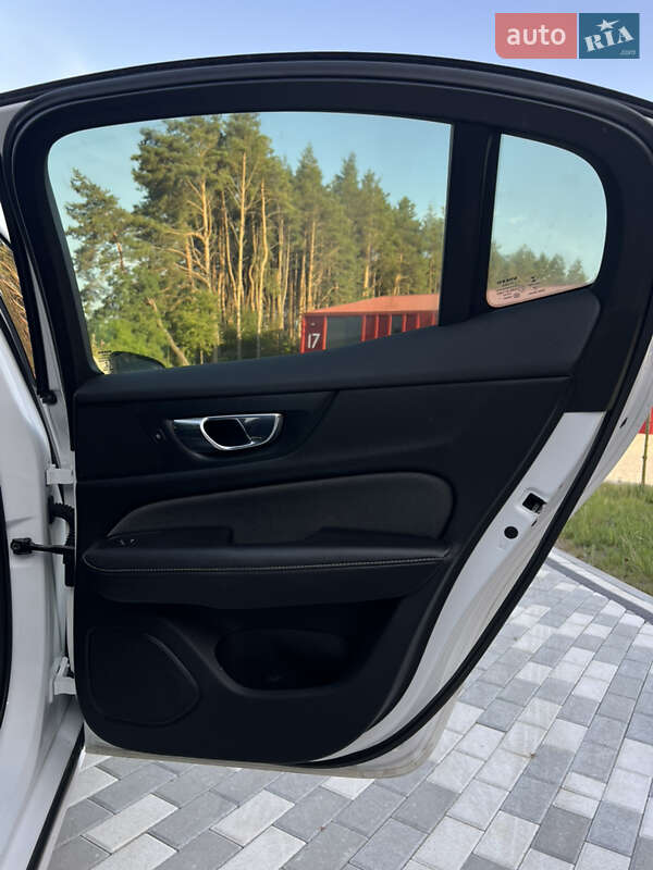 Седан Volvo S60 2019 в Львові