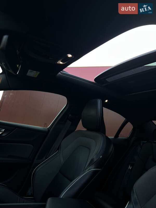 Седан Volvo S60 2019 в Львові