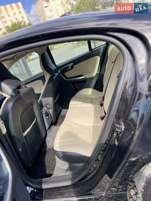 Седан Volvo S60 2012 в Чернівцях