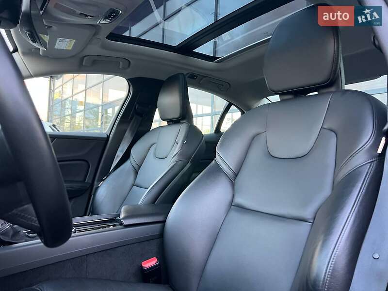 Седан Volvo S60 2019 в Івано-Франківську