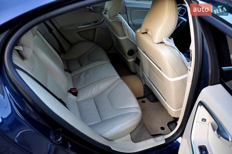 Седан Volvo S60 2012 в Львове