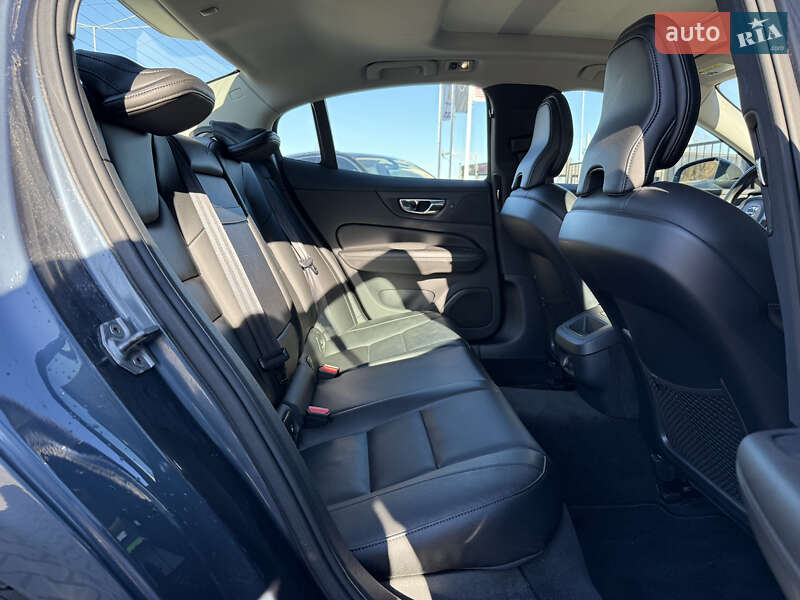 Седан Volvo S60 2019 в Львові