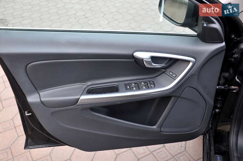 Седан Volvo S60 2016 в Львові