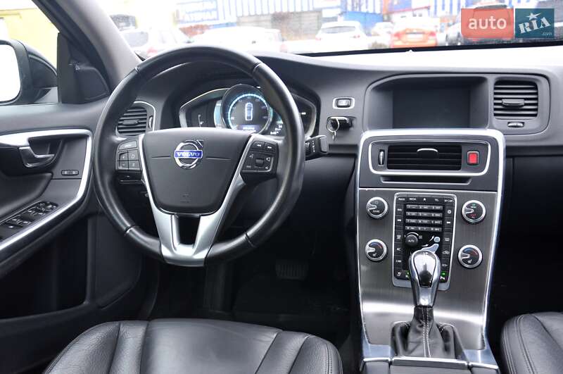 Седан Volvo S60 2016 в Львові