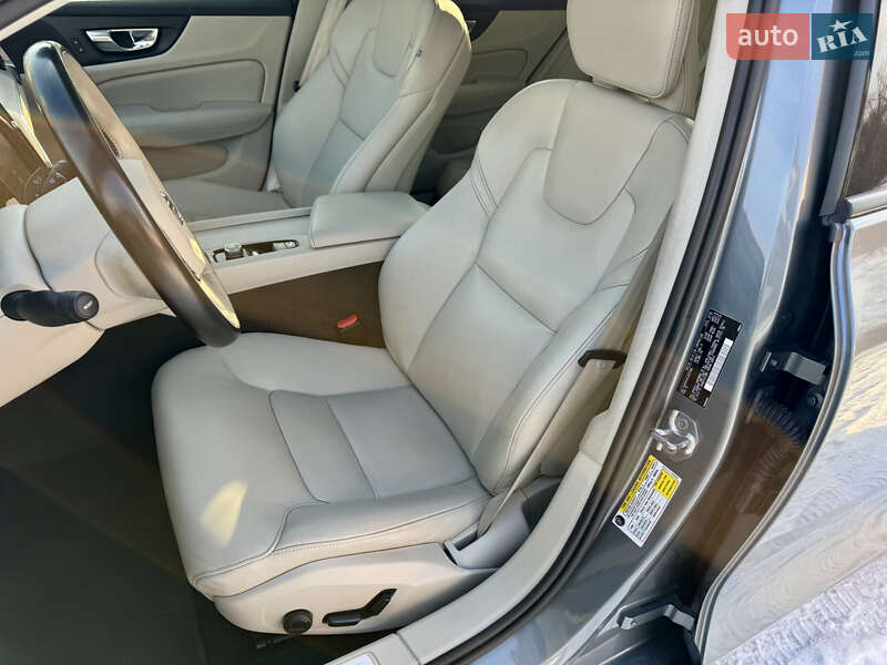 Седан Volvo S60 2019 в Киеве