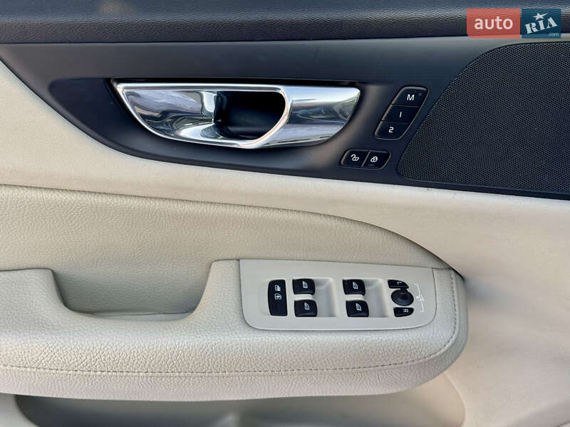 Седан Volvo S60 2019 в Киеве