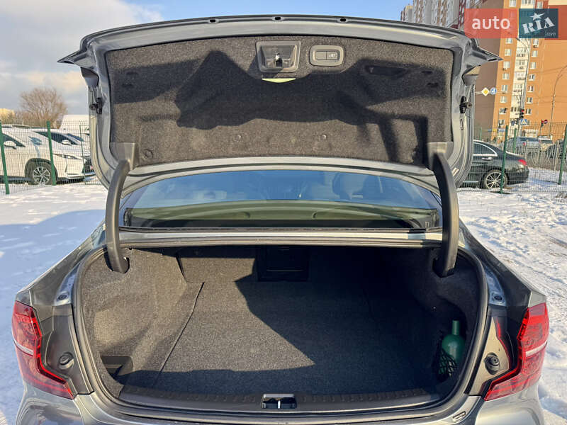 Седан Volvo S60 2019 в Киеве