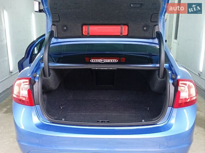 Седан Volvo S60 2015 в Рівному