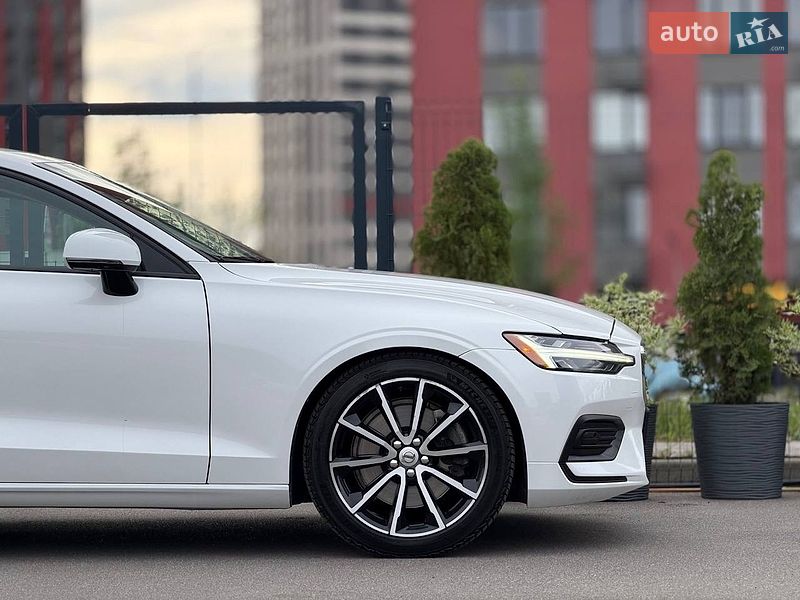 Седан Volvo S60 2019 в Киеве