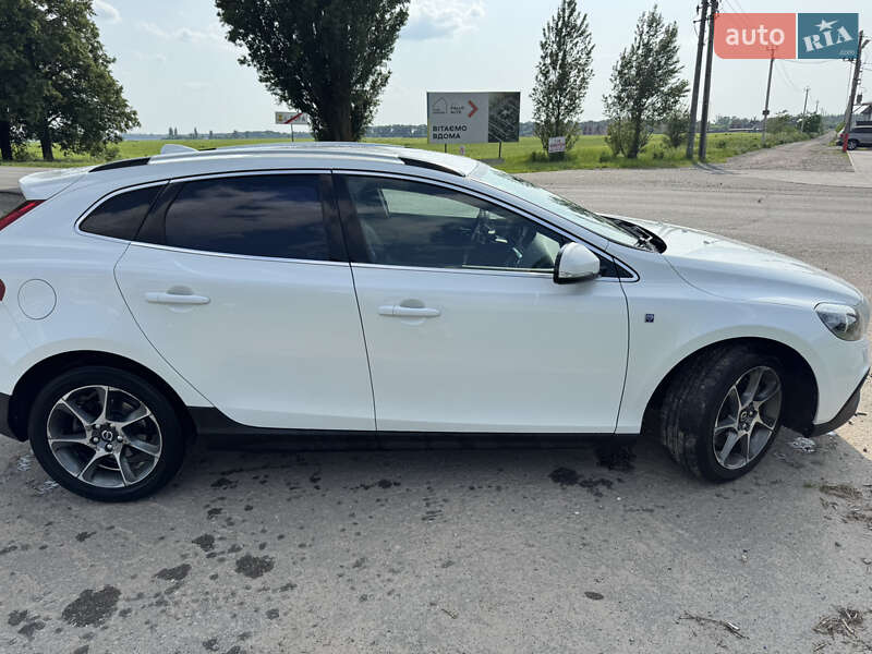 Хэтчбек Volvo V40 Cross Country 2016 в Киеве