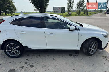 Хетчбек Volvo V40 Cross Country 2016 в 