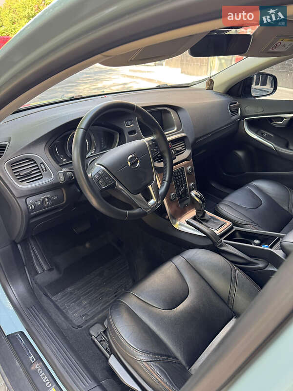 Хэтчбек Volvo V40 Cross Country 2019 в Ужгороде