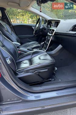 Хэтчбек Volvo V40 Cross Country 2014 в 