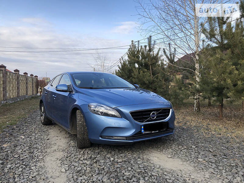 Хетчбек Volvo V40 2015 в 