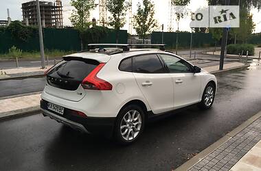 Внедорожник / Кроссовер Volvo V40 2016 в Киеве