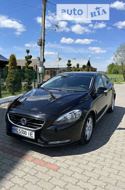 Хетчбек Volvo V40 2015 в 