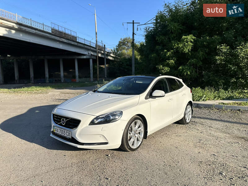 Хэтчбек Volvo V40 2012 в Полтаве