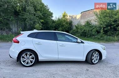 Хэтчбек Volvo V40 2012 в 