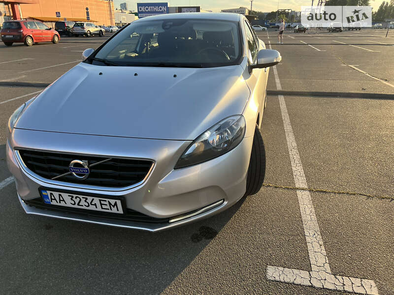 Хэтчбек Volvo V40 2014 в Киеве
