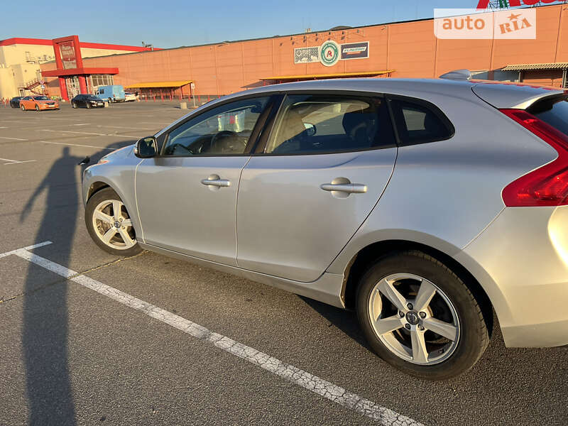 Хэтчбек Volvo V40 2014 в Киеве