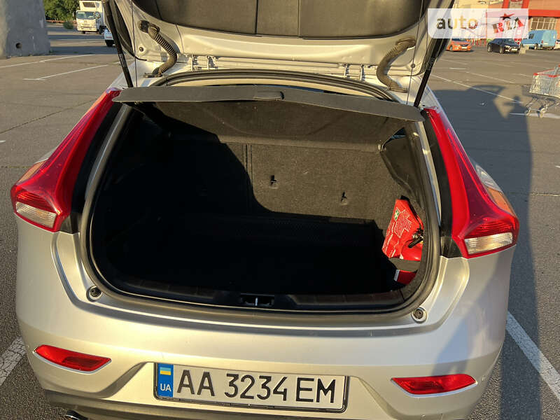 Хэтчбек Volvo V40 2014 в Киеве