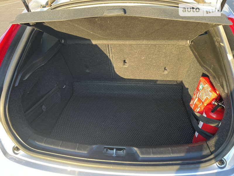 Хэтчбек Volvo V40 2014 в Киеве